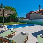 Dajana, A Cozy Pet Friendly Minutes From The Juršići