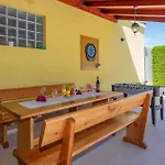 Dajana, A Cozy Pet Friendly Minutes From The