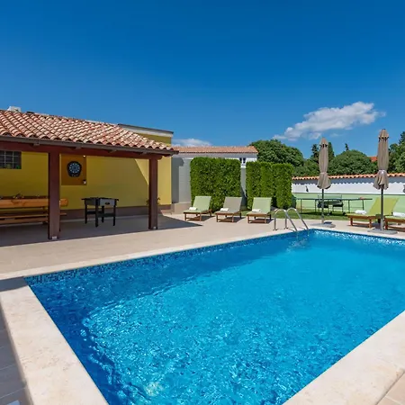 Dajana, A Cozy Pet Friendly Minutes From The بيت للعطل Juršići