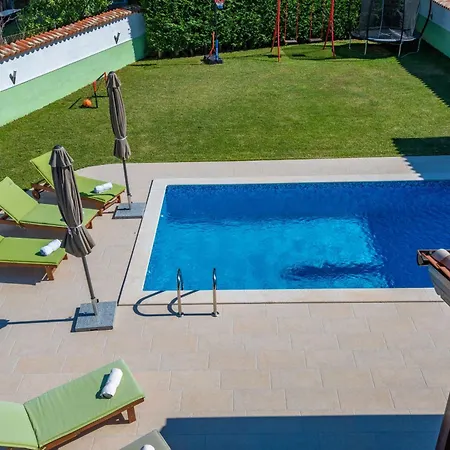 Dajana, A Cozy Pet Friendly Minutes From The * Juršići