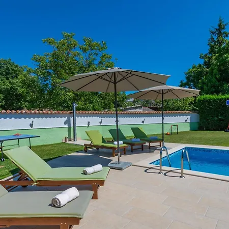 Dajana, A Cozy Pet Friendly Minutes From The
