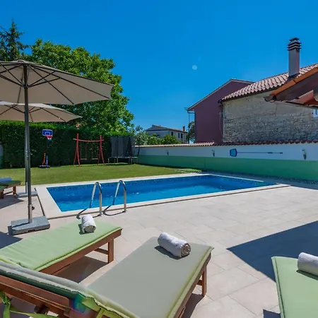 Dajana, A Cozy Pet Friendly Minutes From The Juršići