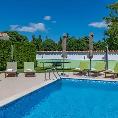 Dajana, A Cozy Pet Friendly Minutes From The *