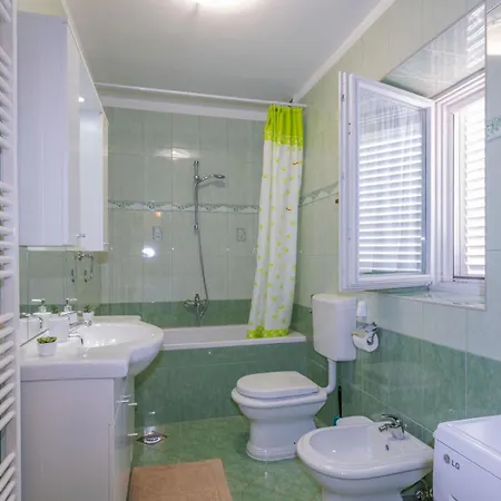 بيت للعطل Dajana, A Cozy Pet Friendly Minutes From The Juršići