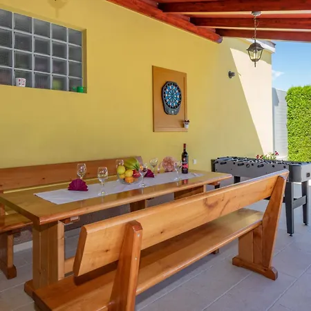 Dajana, A Cozy Pet Friendly Minutes From The