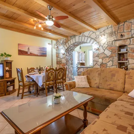 Dajana, A Cozy Pet Friendly Minutes From The