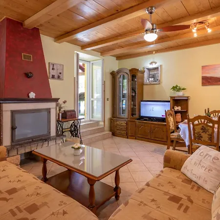 بيت للعطل Dajana, A Cozy Pet Friendly Minutes From The *