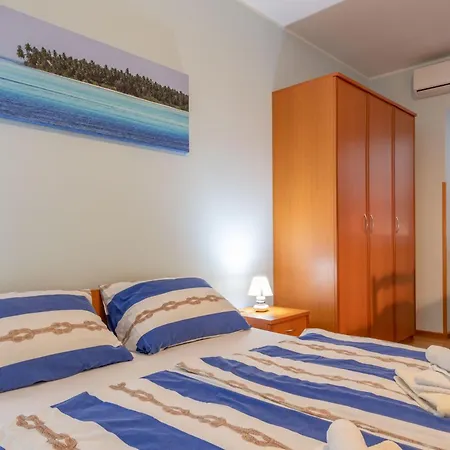 Dajana, A Cozy Pet Friendly Minutes From The Juršići