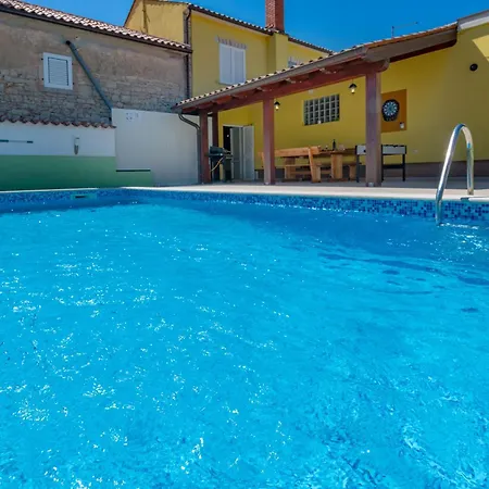 Dajana, A Cozy Pet Friendly Minutes From The Juršići
