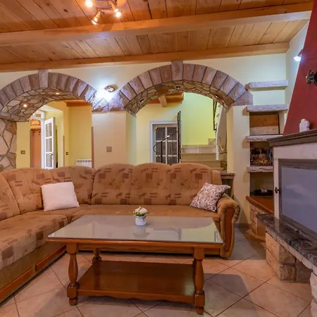 Dajana, A Cozy Pet Friendly Minutes From The * Juršići