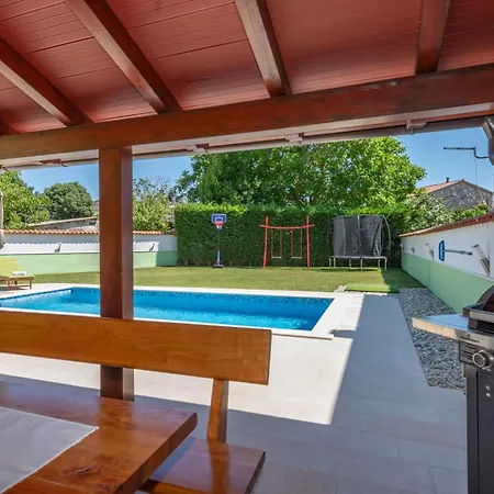 Dajana, A Cozy Pet Friendly Minutes From The *